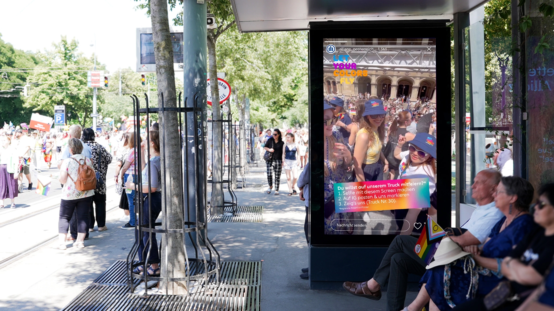 Straßenbahnstation mit vielen Personen im Vorder- und Hintergrund; einige von ihnen halten eine LGBTQIA+-Flagge in der Hand. Rechts befindet sich ein Bildschirm (Digital Out Of Home) mit einer Social Story von Allianz Österreich. Rechts oben steht: Let your colors fly. Unten ist ein bunter Banner mit dem Text: Du willst auf unserem Truck mitfeiern?* *Begrenzte Anzahl an Plätzen 1. Selfie mit diesem Screen machen, 2. Auf IG posten und uns markieren, 3. Zeig's uns (Truck Nr. 30). Im Hintergrund der Story erkennt man Personen, die lächeln und Fischerhüte tragen.