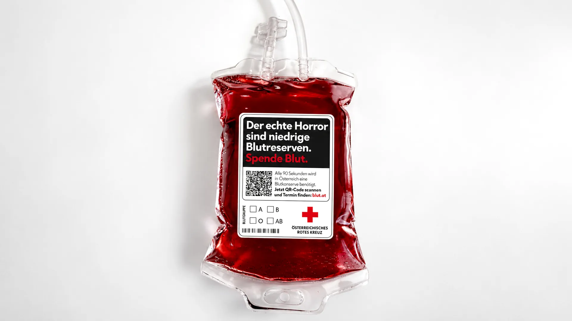 Blood Bag im Look einer Blutkonserve mit Botschaft und QR-Code zum Blutspenden