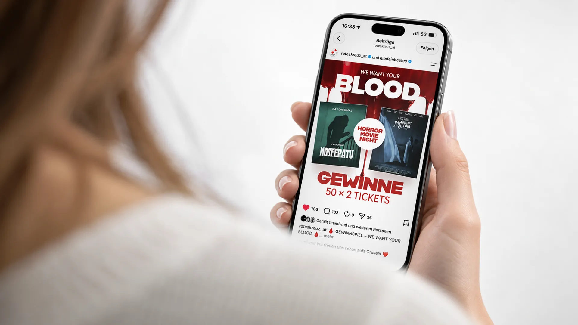 Smartphone mit Instagram-Gewinnspiel zur Horror Movie Night