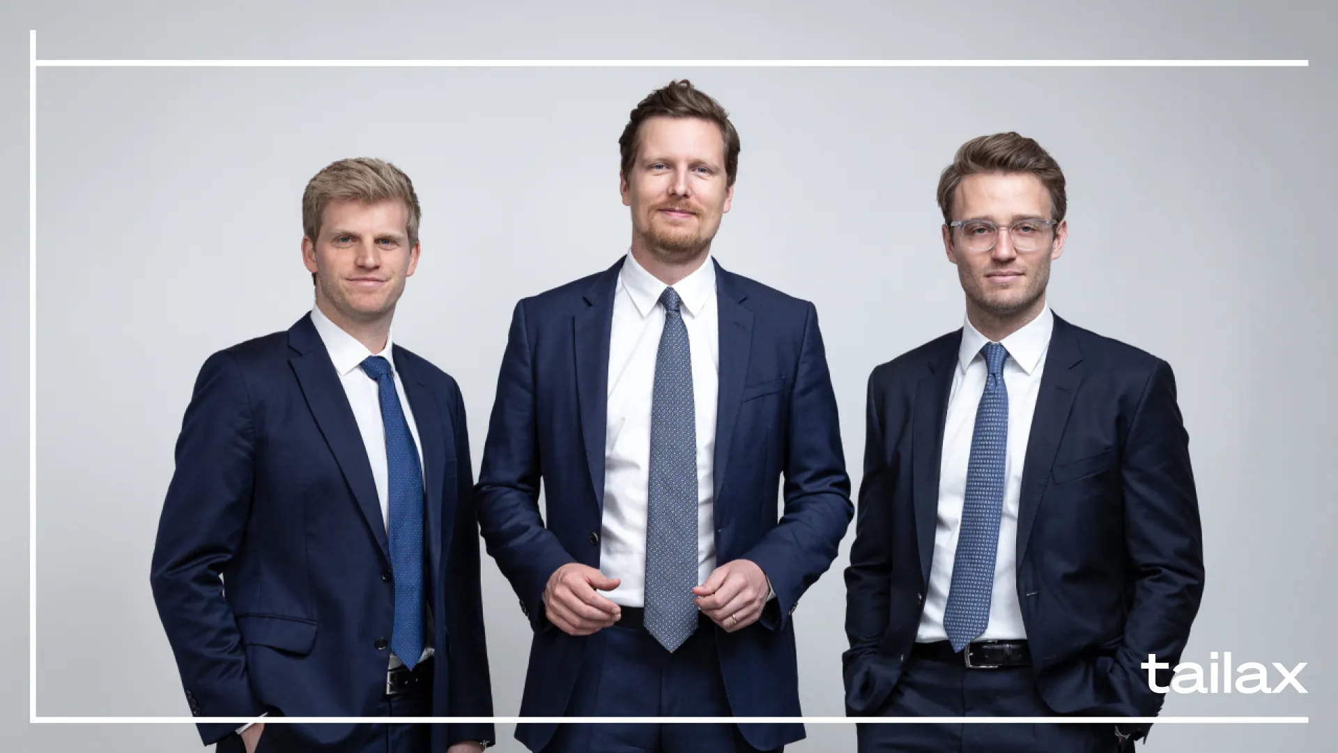 tailax Gründer Florian Riha, Nikolaus Putz und Christian Strauss vor grauem Hintergrund